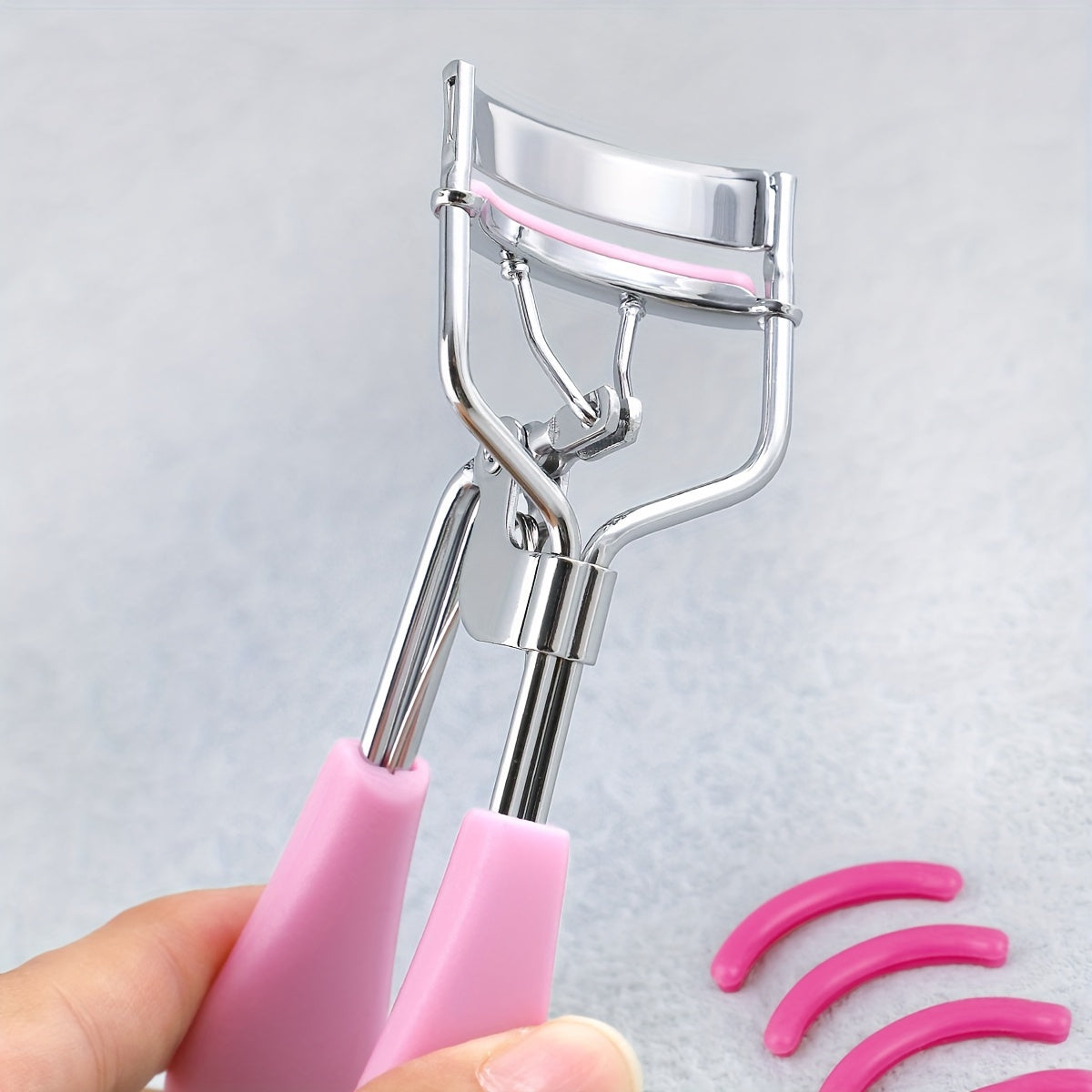 1 Portable Eyelash Curler with 15 Silicone Pads!