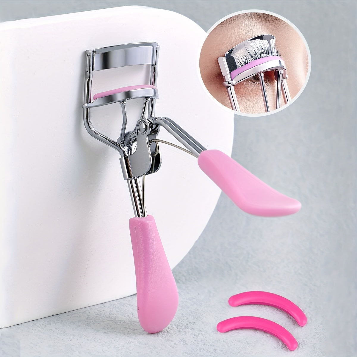 1 Portable Eyelash Curler with 15 Silicone Pads!